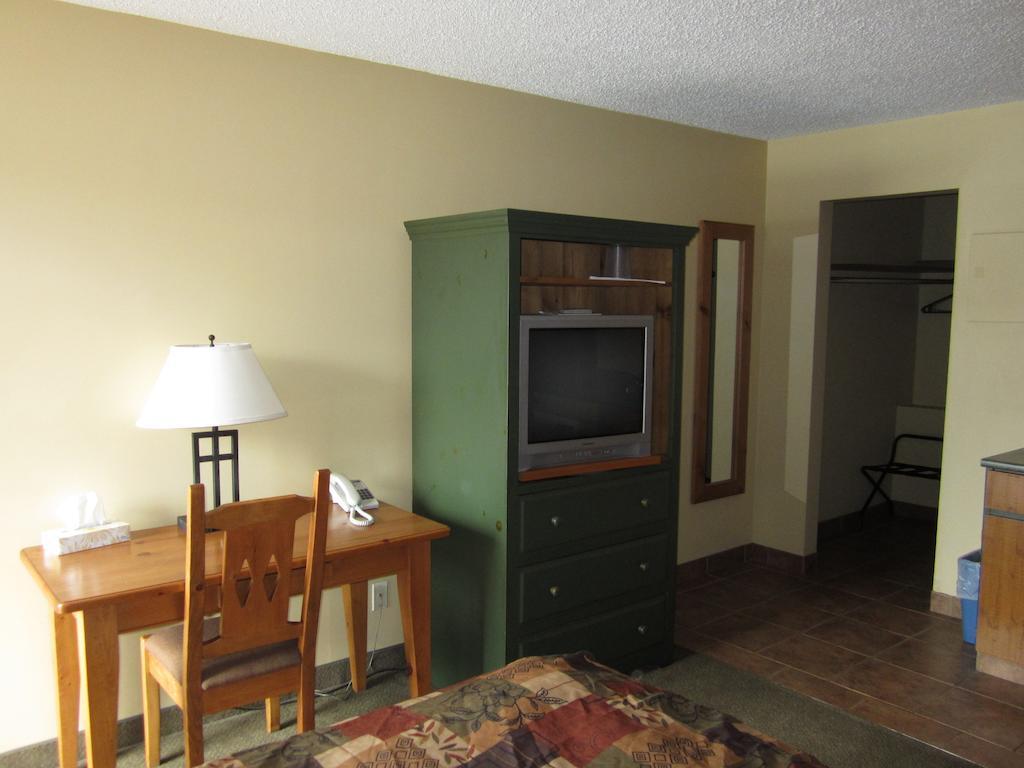 The Pine Inn Chetwynd Kamer foto