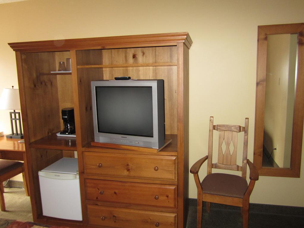 The Pine Inn Chetwynd Kamer foto