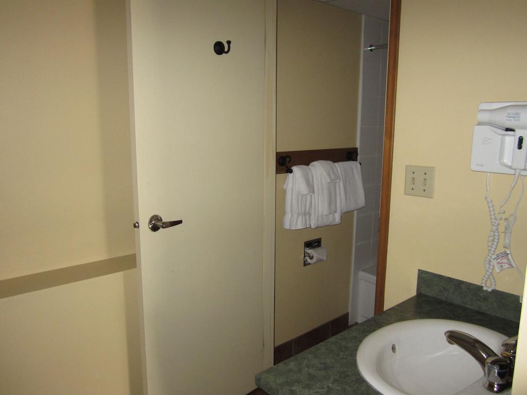 The Pine Inn Chetwynd Kamer foto