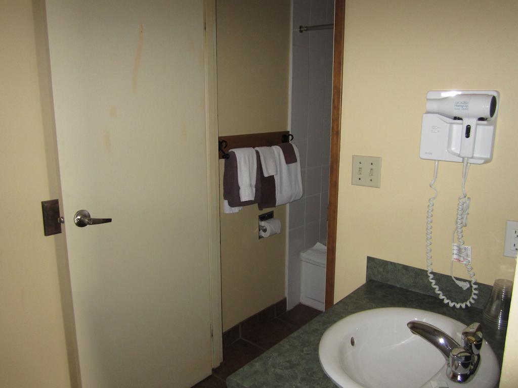 The Pine Inn Chetwynd Kamer foto