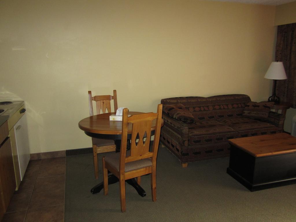 The Pine Inn Chetwynd Kamer foto